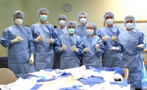 JABSOM MD students suiting up for surgery training.