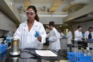 Students in a microbiology class work in the new science labs at Hawai‘i Community College – P&#257;laman